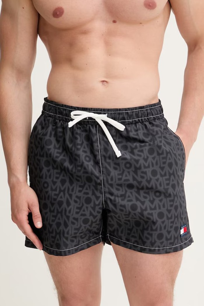 Tommy Hilfiger ανδρικό μαγιό μεσαίου μήκους, σε μαύρο χρώμα με γκρι γράμματα και τσέπες στο πλάι UM0UM03854-0GL