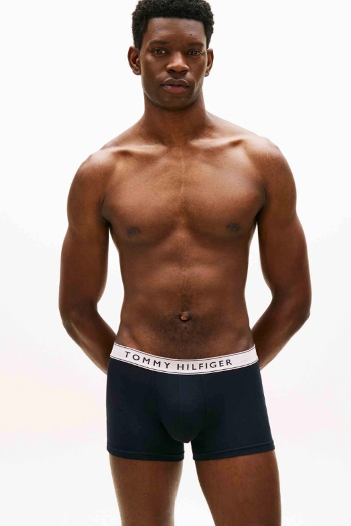 Tommy Hilfiger ανδρικά βαμβακερά boxers 3pack σε σκ.μπλε χρώμα με διαφορετικό χρώμα στο λάστιχο, άνετη γραμμή 95%cotton 5%elastane UM0UM03881-05L