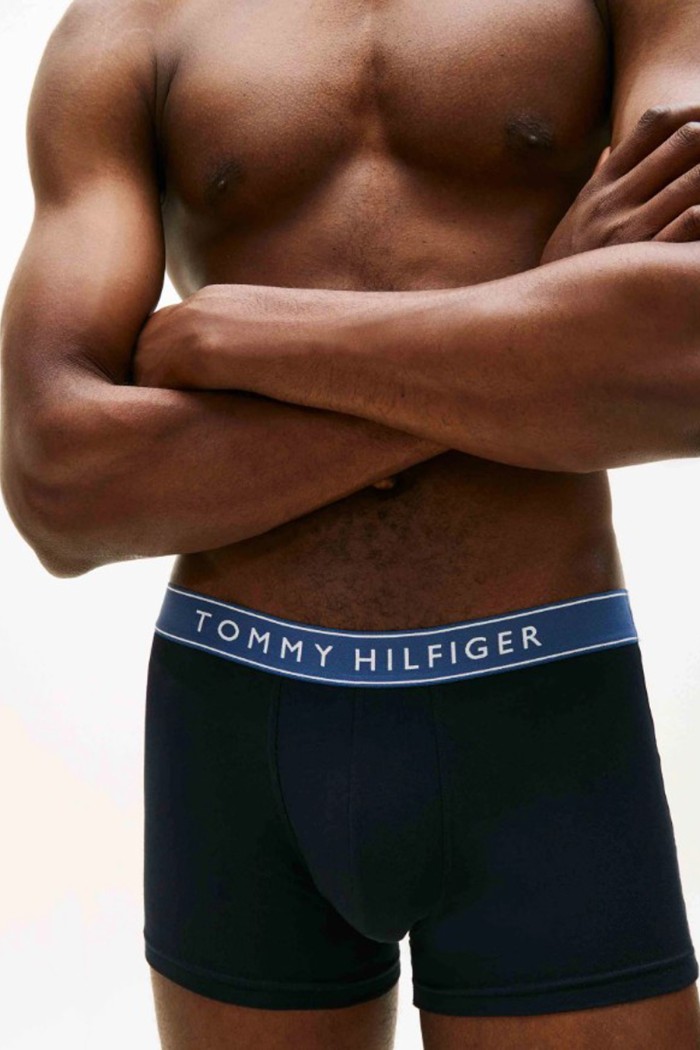 Tommy Hilfiger ανδρικά βαμβακερά boxers 3pack σε σκ.μπλε χρώμα με διαφορετικό χρώμα στο λάστιχο, άνετη γραμμή 95%cotton 5%elastane UM0UM03881-05L
