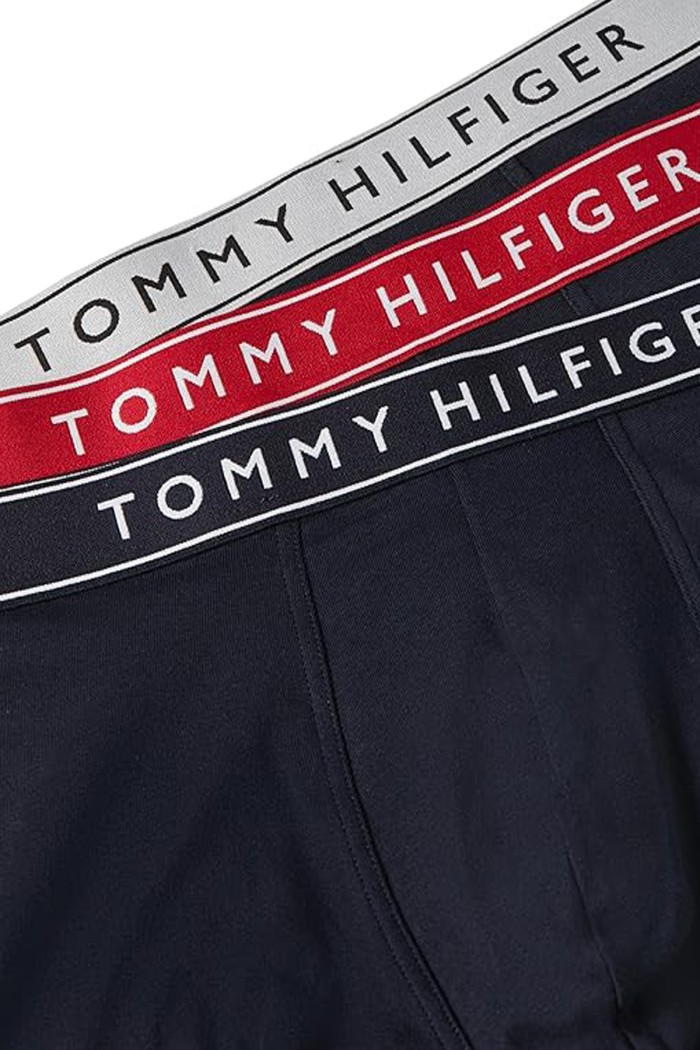 Tommy Hilfiger ανδρικά βαμβακερά boxers 3pack σε σκ.μπλε χρώμα με διαφορετικό χρώμα στο λάστιχο, άνετη γραμμή 95%cotton 5%elastane UM0UM03881-0WF