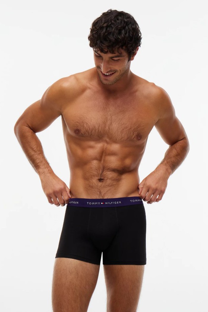 Tommy Hilfiger ανδρικά βαμβακερά boxers 3pack σε μαύρο χρώμα με διαφορετικό χρώμα στο λάστιχο άνετη γραμμή,95%cotton 5%elastane UM0UM03890-05J