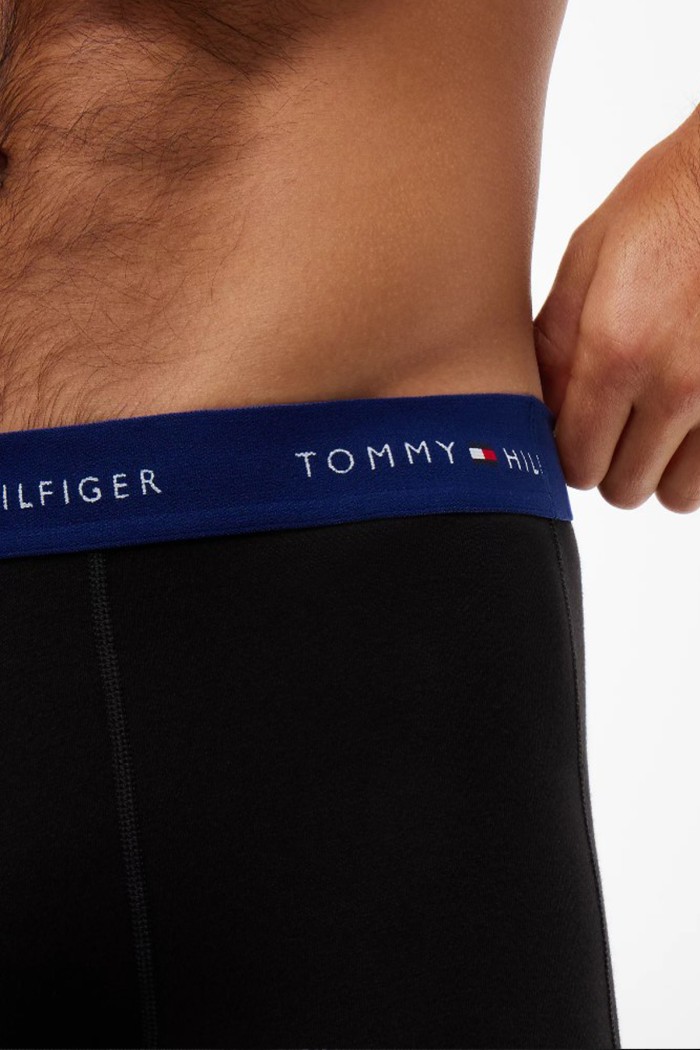 Tommy Hilfiger ανδρικά βαμβακερά boxers 3pack σε μαύρο χρώμα με διαφορετικό χρώμα στο λάστιχο άνετη γραμμή,95%cotton 5%elastane UM0UM03890-05J