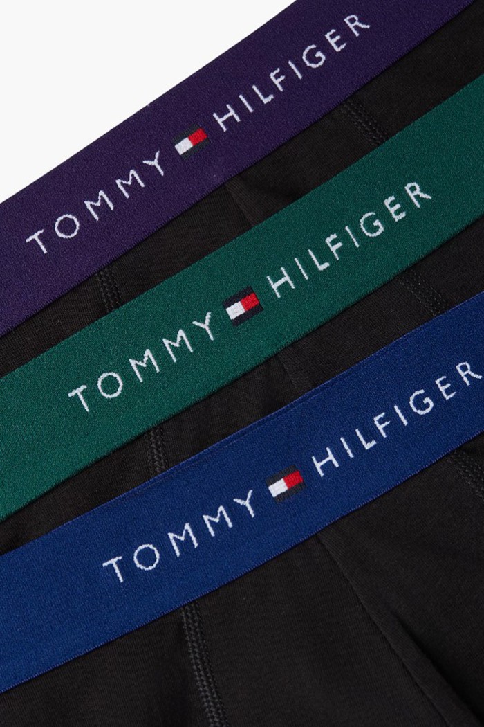 Tommy Hilfiger ανδρικά βαμβακερά boxers 3pack σε μαύρο χρώμα με διαφορετικό χρώμα στο λάστιχο άνετη γραμμή,95%cotton 5%elastane UM0UM03890-05J