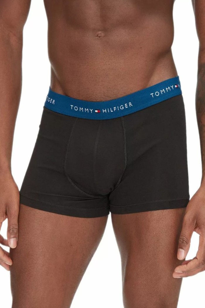 Tommy Hilfiger ανδρικά βαμβακερά boxers 3pack σε μαύρο χρώμα με διαφορετικό χρώμα στο λάστιχο άνετη γραμμή,95%cotton 5%elastane UM0UM03890-0VU