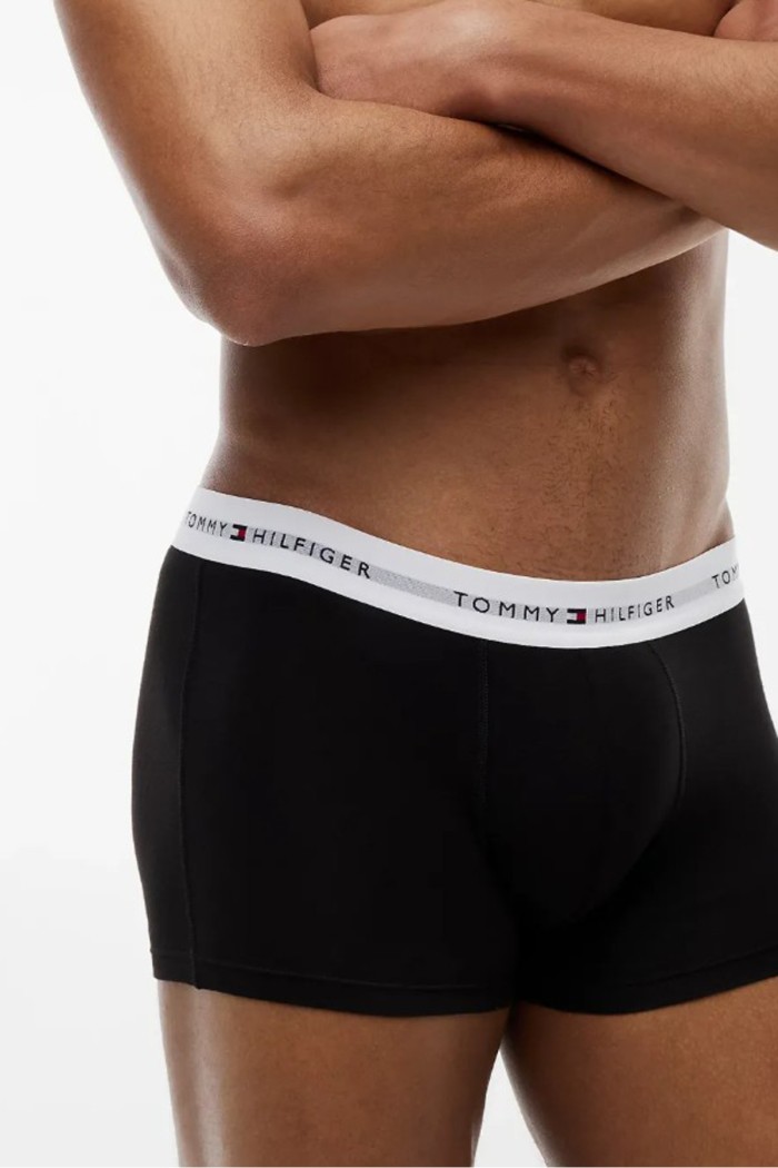 Tommy Hilfiger ανδρικά βαμβακερά boxers 3pack σε μαύρο χρώμα με λευκό λάστιχο, άνετη γραμμή 95%cotton 5%elastane UM0UM03890-0XN
