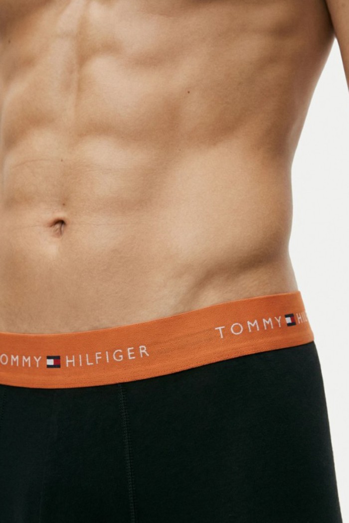 Tommy Hilfiger ανδρικά βαμβακερά boxers 3pack σε μαύρο χρώμα με διαφορετικό χρώμα στο λάστιχο, άνετη γραμμή 95%cotton 5%elastane UM0UM03890-0YZ