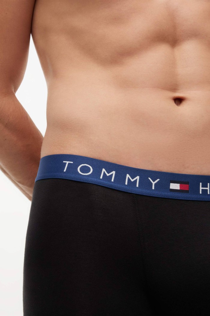 Tommy Hilfiger ανδρικά βαμβακερά boxers 3pack σε μαύρο χρώμα με διαφορετικό χρώμα στο λάστιχο άνετη γραμμή,95%cotton 5%elastane UM0UM03908-06J