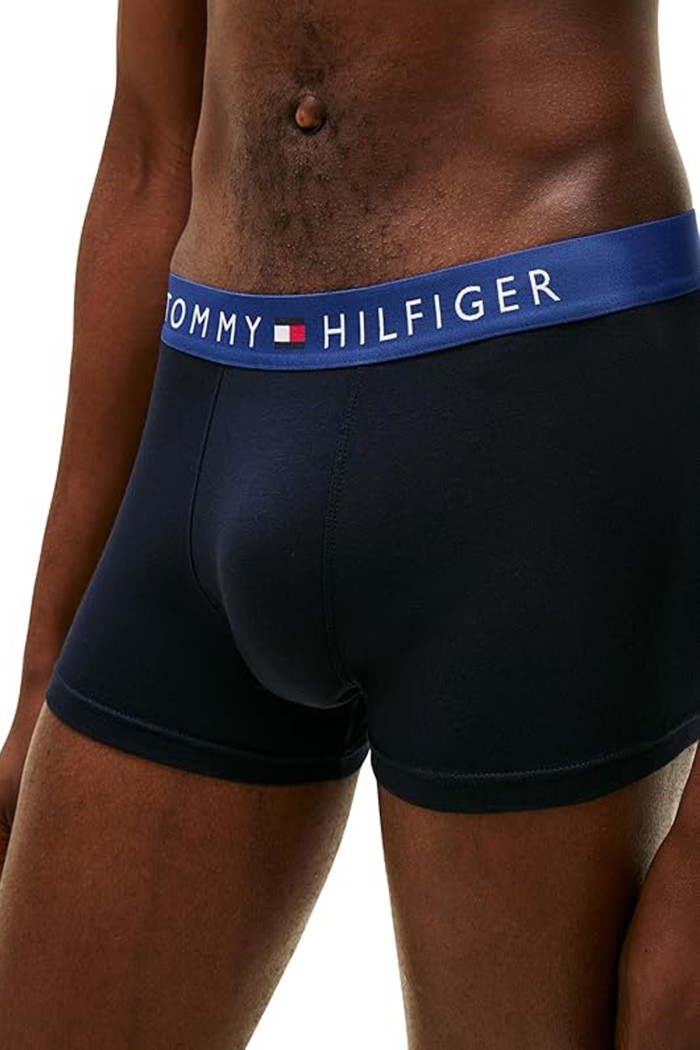 Tommy Hilfiger ανδρικά βαμβακερά boxers 3pack σε σκ.μπλε χρώμα με διαφορετικό χρώμα στο λάστιχο άνετη γραμμή,95%cotton 5%elastane UM0UM03908-0UL