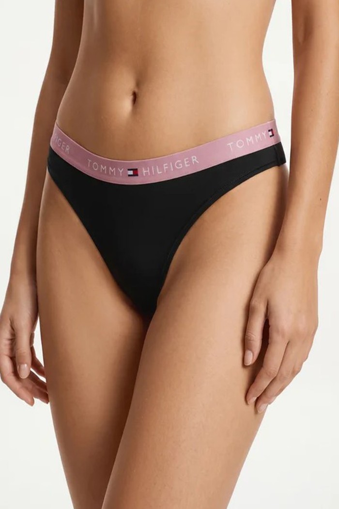Tommy Hilfiger γυναiκείο 3pack thong βαμβακερά σε μαύρο χρώμα με τρια διαφορετικά χρώματα λάστιχο,άνετη γραμμή 95%cotton 5%elastane UW0UW05530-0K7