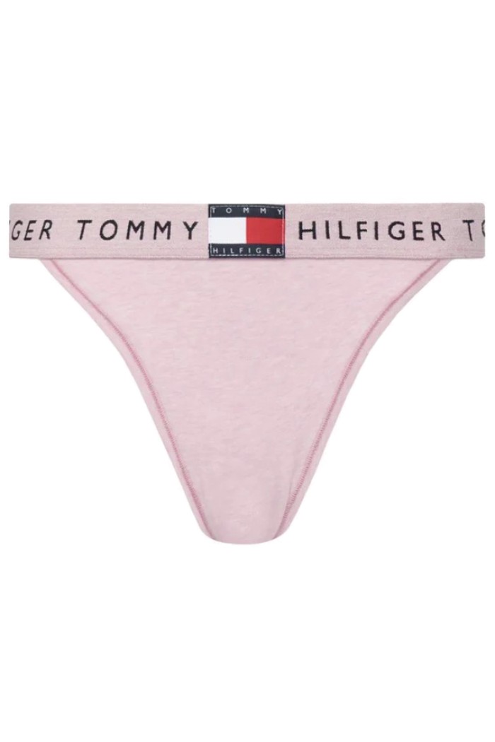 Tommy Hilfiger γυναικείο κυλοτάκι thong σε ροζ χρώμα με ροζ λάστιχο και το λογότυπο της εταιρείας UW0UW06095-T07