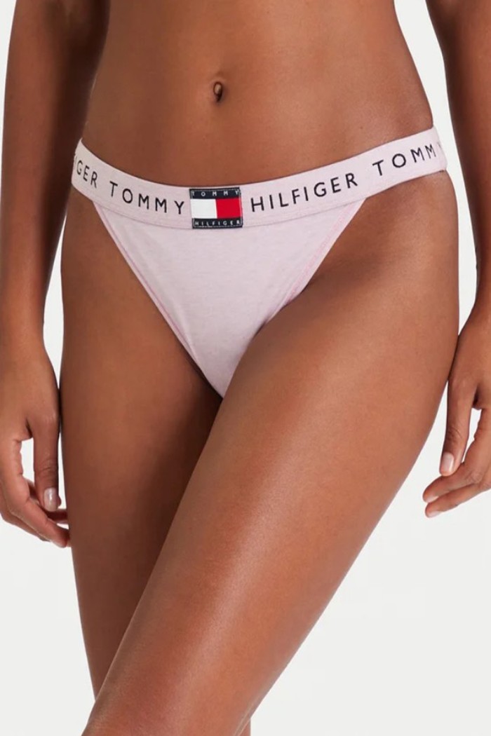 Tommy Hilfiger γυναικείο κυλοτάκι thong σε ροζ χρώμα με ροζ λάστιχο και το λογότυπο της εταιρείας UW0UW06095-T07
